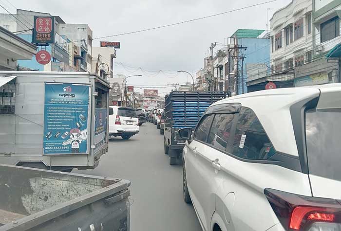 Banyak Persimpangan, Jalan Sumatera Macet Parah