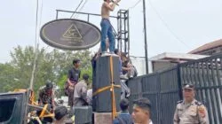 Tatanan Aktivis Mahasiswa Unggulan Unjuk Rasa di Hotel Grand Central Medan, Terkait Kegiatan Bimtek Kades se-Kabupaten Palas