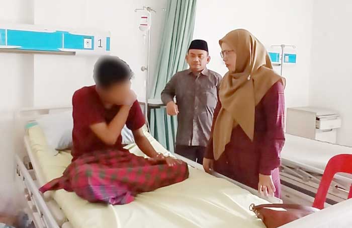 Rektor UIN SU Jenguk Mahasiswa Korban Penyerangan di RS Haji Medan